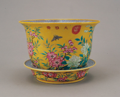 图片[1]-Yellow ground pink flower butterfly round pot and toilet box-China Archive